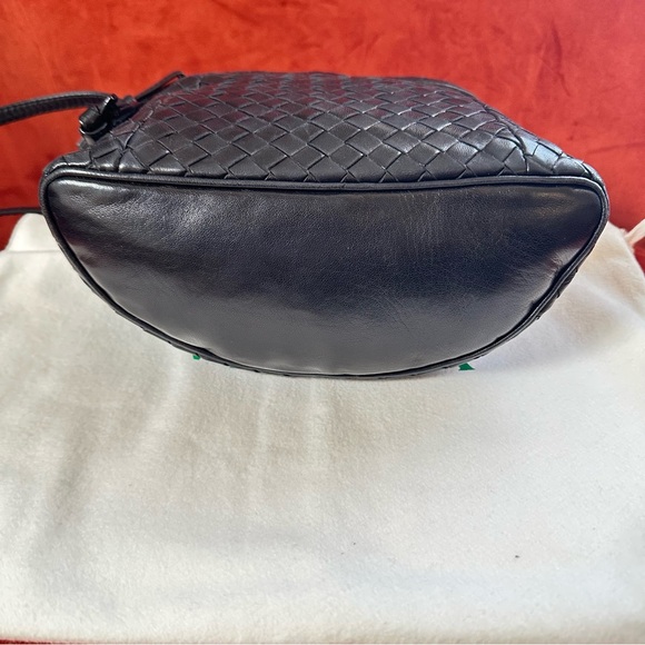 Vintage Bottega Veneta Black Leather Shoulder Crossbody with Woven Design - Picture 9 of 16